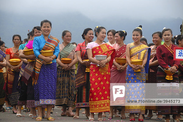 Festival Frauen Der Lao Loum Ethnie Mit Opferschalen Bunte Traditionelle Kleidung Langer Rock Sin Muang Xai Provinz Oudomxai Laos Sudostasien Asien