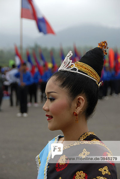 Festival  Portrait  Profil  schöne junge Frau der Lao Loum Ethnie  traditionelle Kleidung  Haare hoch gesteckt zum Dutt  Schönheitswettbewerb  Schönheitskönigin  Muang Xai  Provinz Oudomxai  Laos  Südostasien  Asien