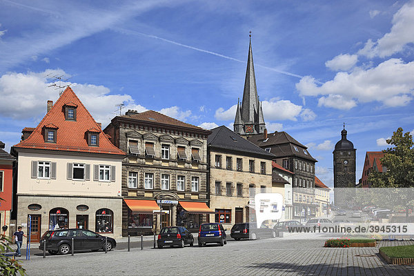 Stadtzentrum mit katholischer Stadtpfarrkirche Mariä Himmelfahrt und Oberes Tor  Kronacher Torturm  von Lichtenfels  Oberfranken  Bayern  Deutschland  Europa