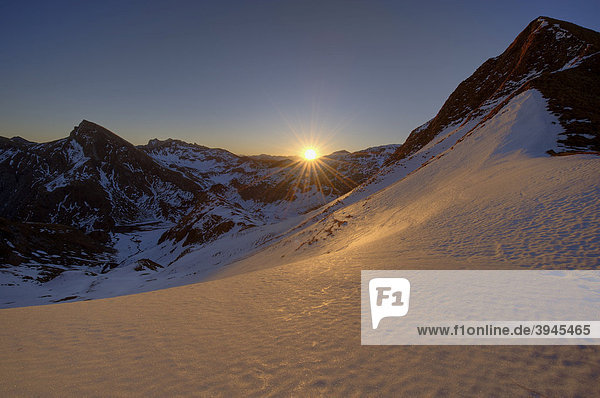 Sonnenaufgang über Bergkette mit verschneiten Bergen  Hindelang  Allgäu  Bayern  Deutschland  Europa