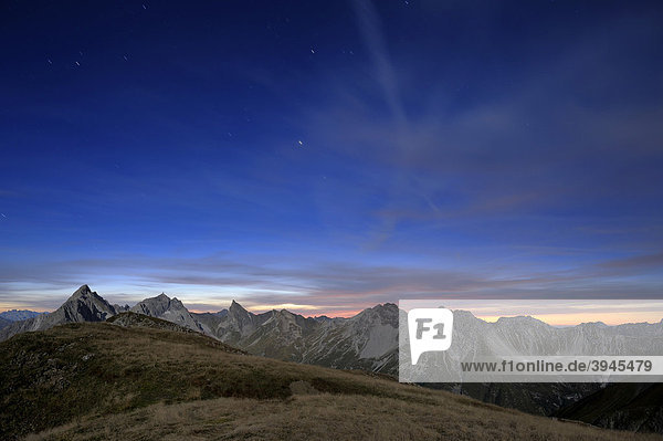 Alpengipfel bei blauer Stunde  Kaisers  Lechtal  Außerfern  Tirol  Östereich  Europa