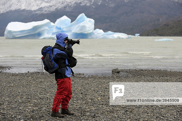 Fotografin vor Eisbergen im Wasser  Lago Grey  Patagonien  Chile  Südamerika