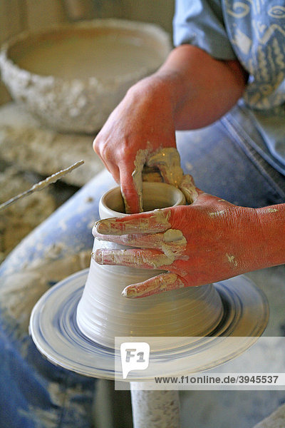 Töpferhandwerk  Töpferin bei der Herstellung eines Gefäßes