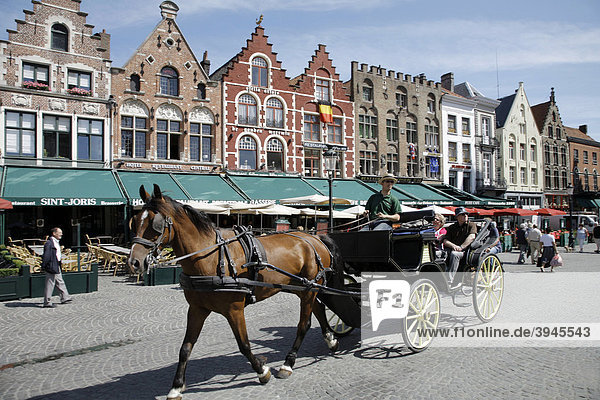 Zunfthäuser am Markt  Kutsche  Altstadt von Brügge  Flandern  Belgien  Europa