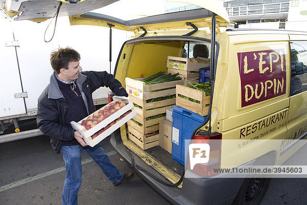 Francois PASTEAU  Chef vom Restaurant L'Epi Dupin  belädt seinen Lieferwagen  Großmarkt Rungis bei Paris  Frankreich  Europa