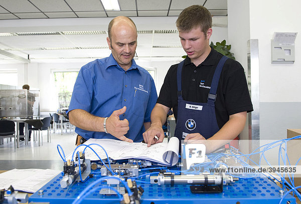 Im Bmw Ausbildungszentrum Fur Kfz Mechatroniker Erklart Meister Andreas Fischer Einem Auszubildenden Eine Elektrische Schaltung Munchen Bayern Deutschland Europa