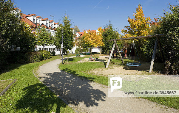 Spielplatz vor den Häusern Am Ziegelstadel 18 und 21 in Markt Schwaben  Bayern  Deutschland  Europa