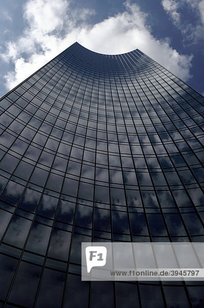 Skyper Hochhaus mit Wolkenhimmel  Bankenviertel  Frankfurt  Hessen  Deutschland  Europa