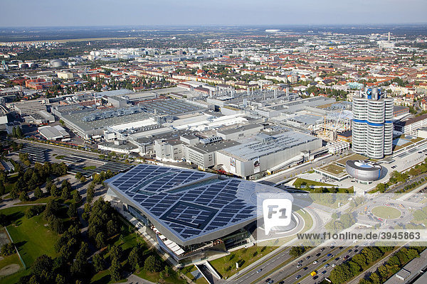 Firmengelände  BMW-Museum und Zentrale der BMW AG vom Olympiaturm in München  Bayern  Deutschland  Europa