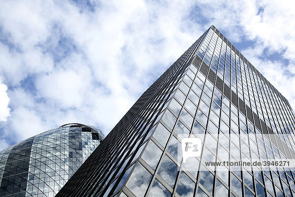 Zentrale der Versicherung Swiss-Re  Swiss-Re Building  Swiss-Re-Tower  davor Aviva  in London  England  Großbritannien  Europa