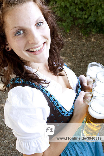 Bedienung im Dirndl, Biergläser, in einem bayerischen Biergarten, Regensburg, Bayern, Deutschland, Europa