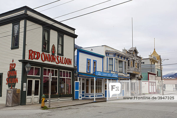 Historische Red Onion Bar  Saloon  Zentrum  Holzgebäude von Skagway  Klondike-Goldrausch  Alaska  USA