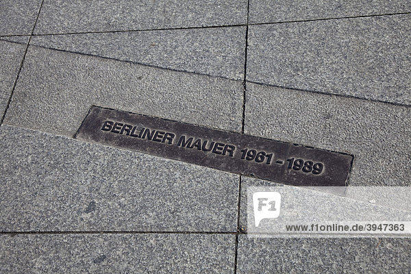 Kennzeichnung  hier stand die Berliner Mauer von 1961 - 1989  Berlin  Deutschland  Europa