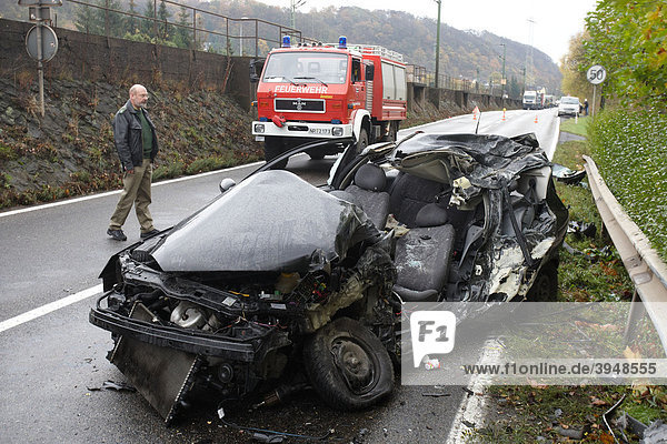 Vollsperrung nach tödlichem Frontalzusammenstoß zwischen einem PKW und einem LKW auf der Bundesstraße 42 zwischen Neuwied und Bonn bei Leubsdorf  Rheinland-Pfalz  Deutschland  Europa