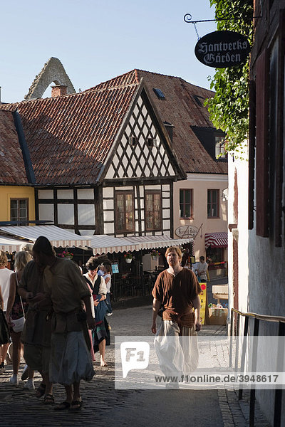 Street scene during the Medieval Week in Visby  Gotland Island  Sweden  Scandinavia  Europe