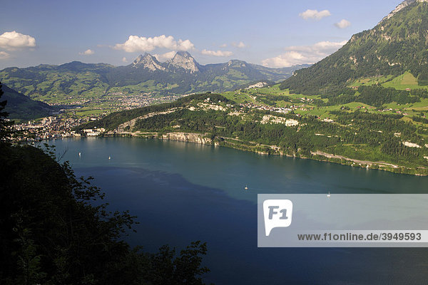 Urnersee mit Brunnen und den beiden Mythen Bergspitzen  Kanton Uri  Schweiz  Europa Kanton Uri