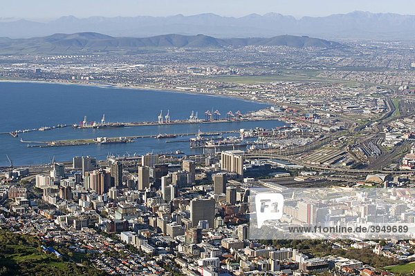 Blick vom Lion's Head  Zentrum und Hafen  Kapstadt  Südafrika  Afrika