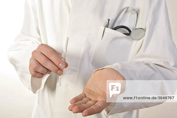 Arzt hält Spritze in der Hand in der Hand