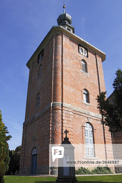 Kirchturm  evangelische Kirche in Schönberg  Probstei  Kreis Plön  Schleswig-Holstein  Deutschland  Europa