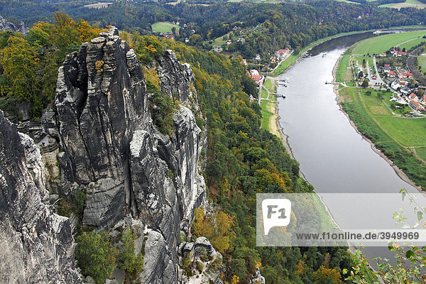 Die Bastei  Felsformation im Elbsandsteingebirge über dem Fluss Elbe mit Blick auf Rathen  Nationalpark Sächsische Schweiz im Herbst  Sachsen  Deutschland  Europa