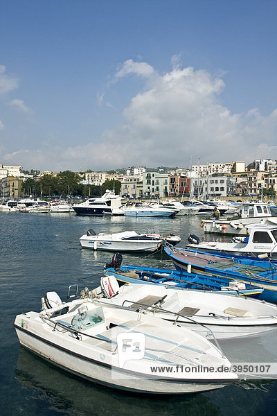 Der Hafen von Pozzuoli  Neapel  Kampanien  Italien  Europa