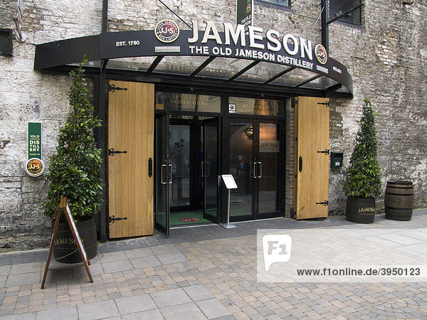 Eingang der Jameson Distillery Destillerie in Dublin  Irland  Europa