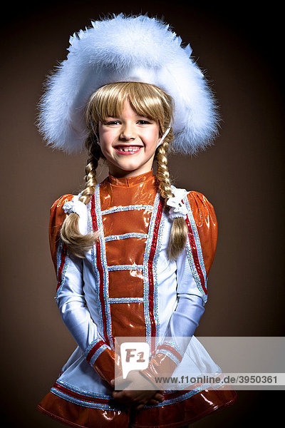 Siebenjähriges Mädchen im Gardetanz-Kostüm