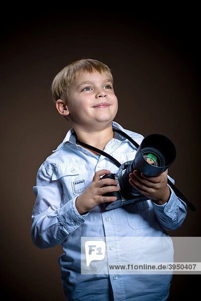 6-jähriger Junge mit der Fotokamera