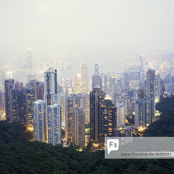 Panoramablick vom Victoria Peak bei Nacht  Hong Kong Island  Hongkong  China  Asien