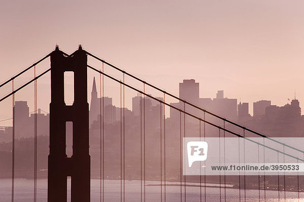 Silhouette der Golden Gate Bridge  Morgendämmerung  San Francisco  Kalifornien  Vereinigte Staaten von Amerika  USA