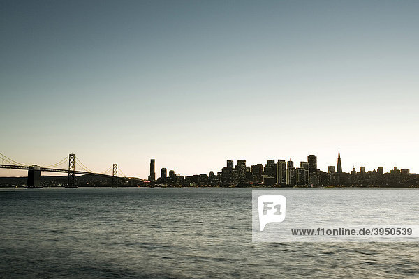 Blick von Treasure Island auf San Francisco Skyline und Oakland Bay Bridge  Kalifornien  USA  Vereinigte Staaten von Amerika