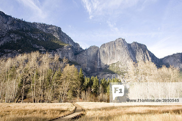 Yosemite Valley mit Blick auf Upper Yosemite Fall und Yosemite Point  Kalifornien  USA  Vereinigte Staaten von Amerika