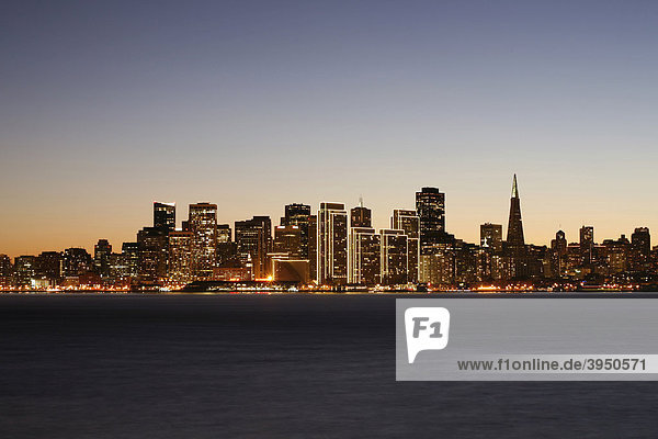 Beleuchtete Skyline von San Francisco Bay  Kalifornien  USA  Vereinigte Staaten von Amerika