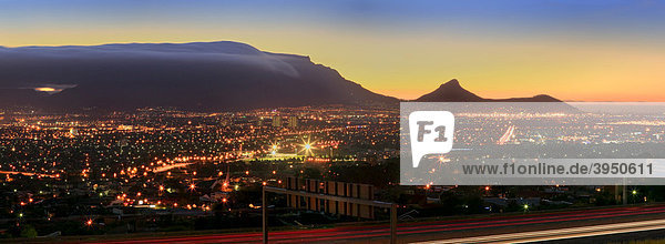 Kapstadt am Abend  Südafrika  Afrika