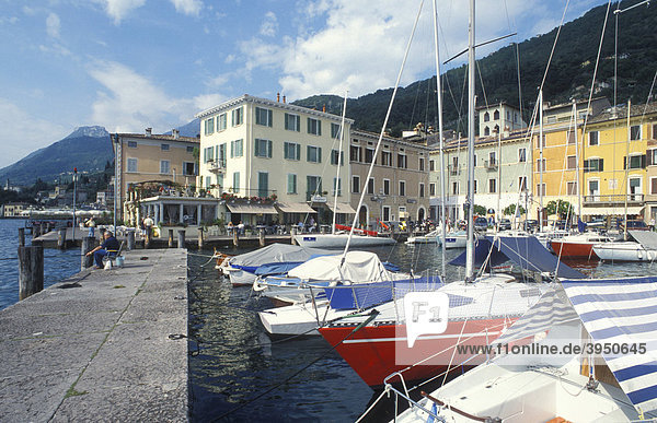 Boote im Hafen von Gargnano  Gardasee  Italien  Europa