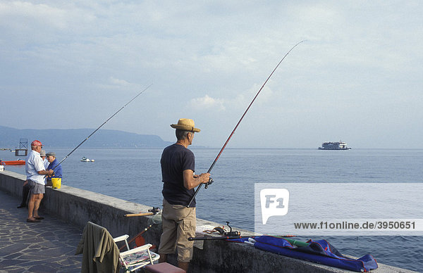 Angler im Hafen von Toscolano Maderno  angeln  fischen  Gardasee  Italien  Europa