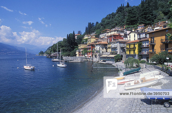 Ortsansicht von Varenna  Boote  Strand  Comer See  Oberitalienische Seen  Lombardei  Italien  Europa
