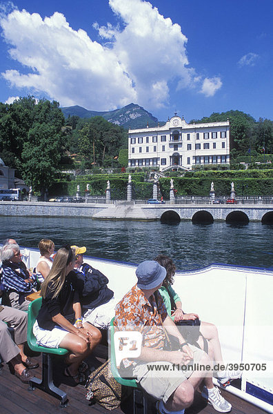View of the Villa Carlotta in Tremezzo  excursion boat  passengers  Lake Como  Italian Lakes  Lombardy  Italy  Europe