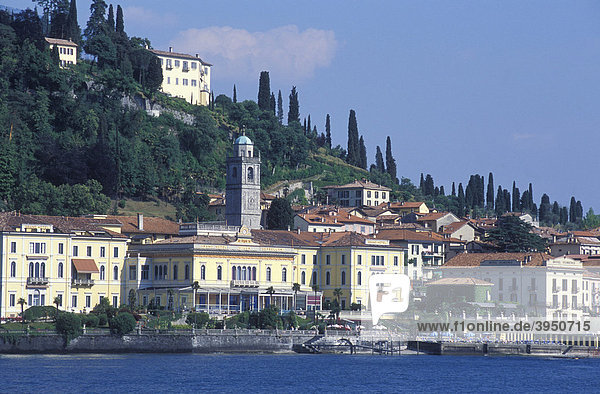 Blick auf Bell·gio mit dem Grand Hotel Villa Serbelloni  Luxushotel  Comer See  Oberitalienische Seen  Lombardei  Italien  Europa