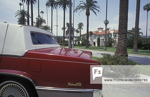 Alter Cadillac in der Foothill Drive  Oldtimer  Luxus  Beverly Hills  Los Angeles  Kalifornien  Amerika  USA