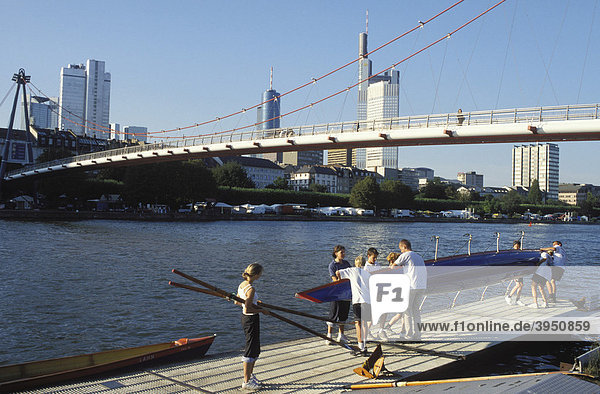 Jugendliche Ruderer bringen Ruderboot an Land  Wassersport  Fluss Main  Frankfurt  Hessen  Deutschland  Europa