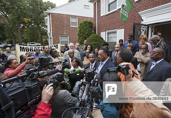 Reverend Jesse Jackson spricht auf einer Kundgebung und Pressekonferenz an der Wohnung eines Paares welches versucht  eine Zwangsversteiguner abzuwenden  und fordert bundesstaatliche Zuschüsse für Haus-und Wohnungseigentümer bei Zwangsversteigerungen  Detroit  Michigan  USA Zuhause von