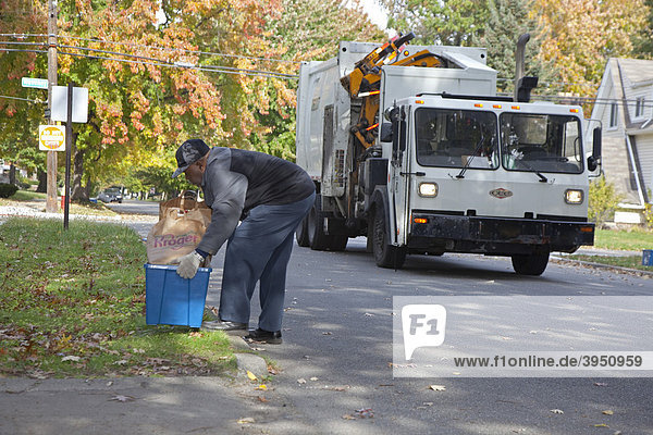 Ein Angestellter der Stadt holt Material zum Recycling vor einem Haus im Osten von Detroit ab  Michigan  USA