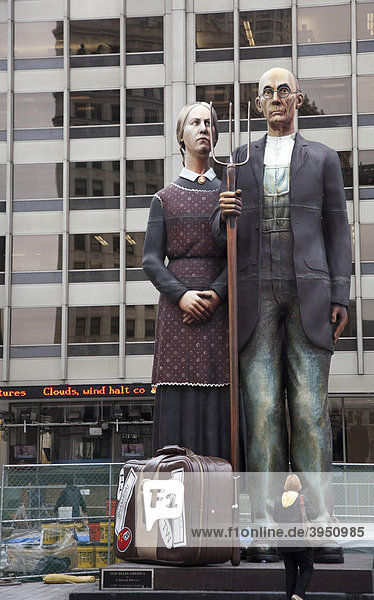 God Bless America Skulptur von J. Seward Johnson  inspiriert vom American Gothic Gemälde von Grant Wood  ausgestellt auf der Michigan Avenue  Chicago  Illinois  USA