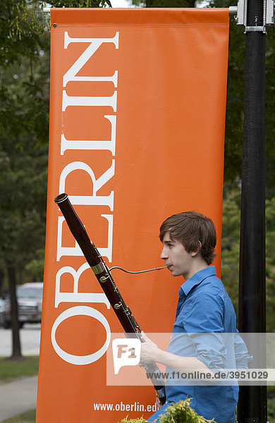 Musikstudent Wade Coufal spielt auf seinem Fagott auf dem Campus des Oberlin College in Oberlin  Ohio  USA