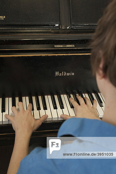Ein Musikstudent spielt Klavier in einem Proberaum am Oberlin Conservatory of Music auf dem Campus des Oberlin College in Oberlin,  Ohio,  USA