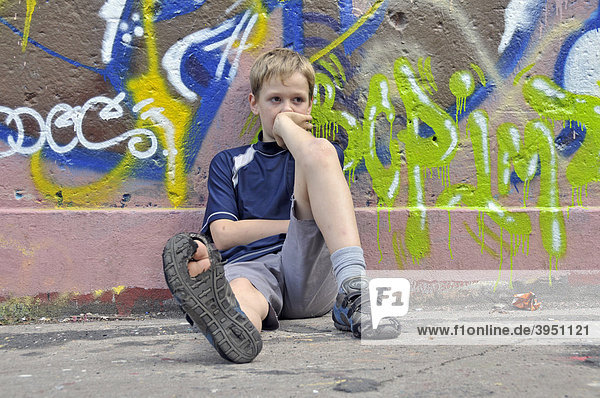 Lustloser neunjähriger Junge  Bolzplatz in Köln  Nordrhein-Westfalen  Deutschland  Europa