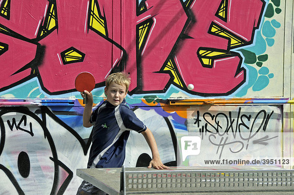 Ein neunjähriger Junge spielt Tischtennis  Bolzplatz in Köln  Nordrhein-Westfalen  Deutschland  Europa