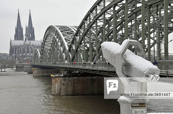 Cologne cathedral and Hohenzollernbruecke bridge in winter  Cologne  North Rhine-Westphalia  Germany  Europe