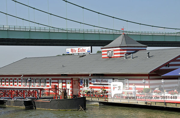 Das Bootshaus Alte Liebe  ein Schiffsrestaurant am Rheinufer bei Köln-Rodenkirchen  dahinter die Rodenkirchener Autobahnbrücke  Nordrhein-Westfalen  Deutschland  Europa